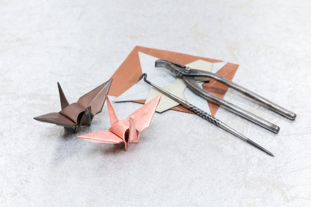 銅板で作った折鶴と工具